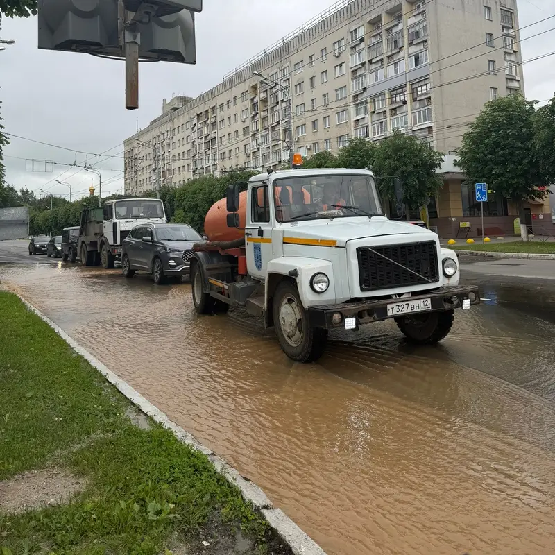 В центре Йошкар-Олы разлилось «море», на Ленинском проспекте прорвало трубопровод