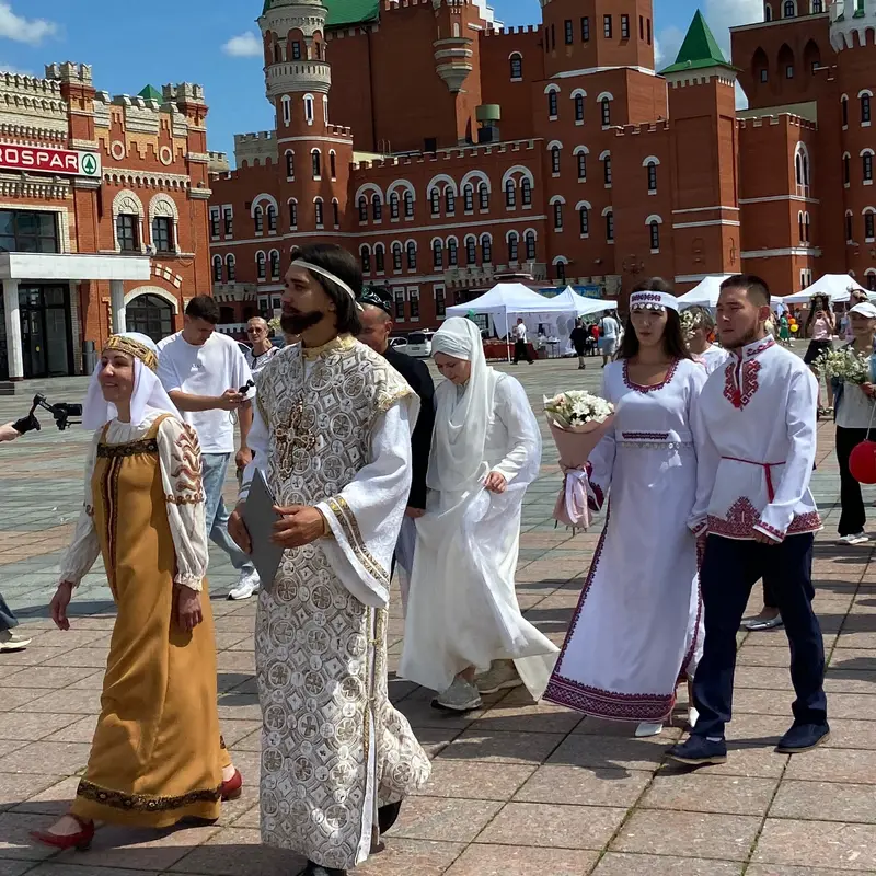 По центру Йошкар-Олы прошел «Парад семьи» в День семьи, любви и верности